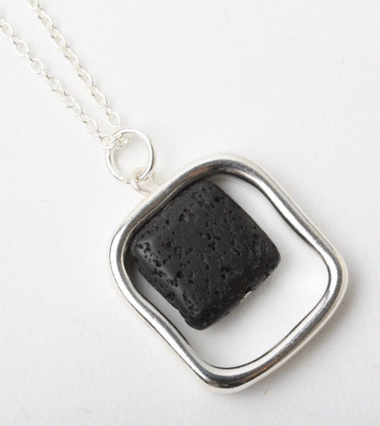 Collier pierre de lave aromathérapie Comme un ange