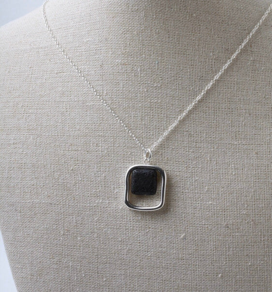 Collier pierre de lave aromathérapie Comme un ange