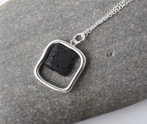 Collier pierre de lave aromathérapie Comme un ange