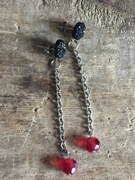Boucles d’oreilles longues cristaux rouges resine ronde brillante noire red cristal ball Earrings Comme un ange