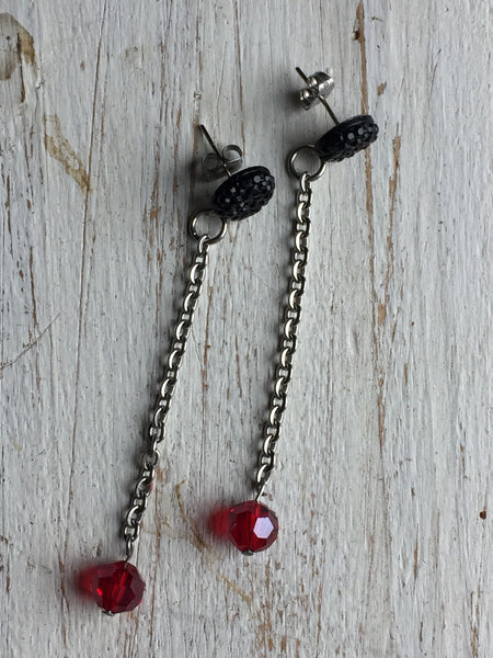 Boucles d’oreilles longues cristaux rouges resine ronde brillante noire red cristal ball Earrings Comme un ange