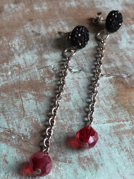 Boucles d’oreilles longues cristaux rouges resine ronde brillante noire red cristal ball Earrings Comme un ange