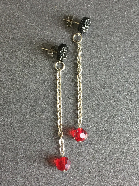 Boucles d’oreilles longues cristaux rouges resine ronde brillante noire red cristal ball Earrings Comme un ange