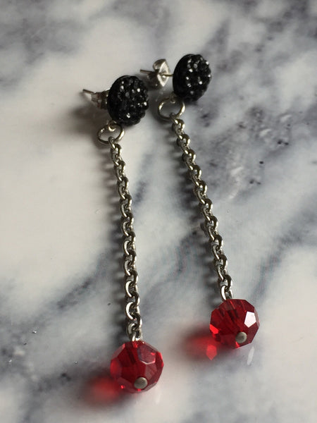 Boucles d’oreilles longues cristaux rouges resine ronde brillante noire red cristal ball Earrings Comme un ange