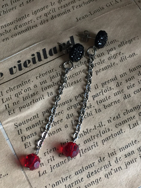 Boucles d’oreilles longues cristaux rouges resine ronde brillante noire red cristal ball Earrings Comme un ange
