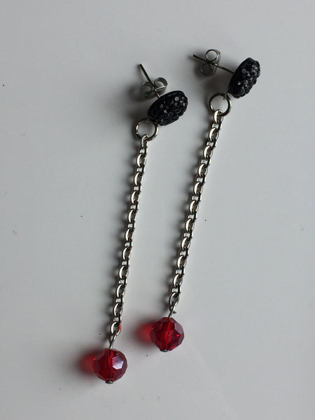 Boucles d’oreilles longues cristaux rouges resine ronde brillante noire red cristal ball Earrings Comme un ange