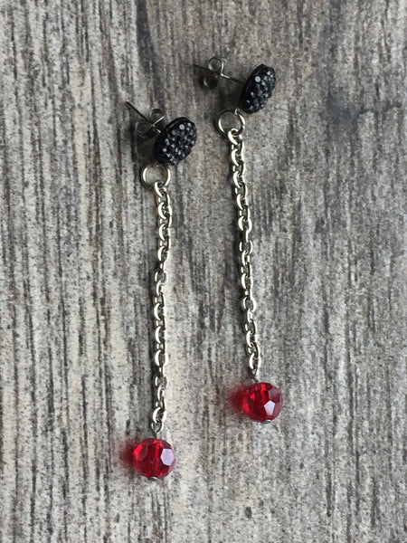Boucles d’oreilles longues cristaux rouges resine ronde brillante noire red cristal ball Earrings Comme un ange