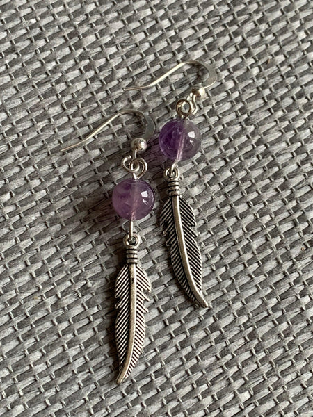 Boucles d’oreilles breloque plume en argent et bille d’améthyste mauve Comme un ange