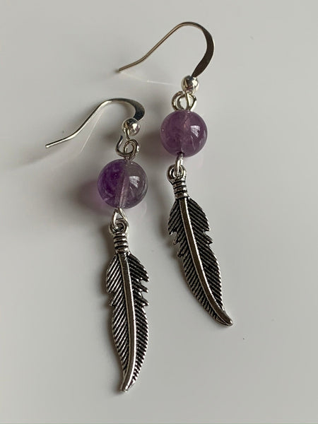 Boucles d’oreilles breloque plume en argent et bille d’améthyste mauve Comme un ange
