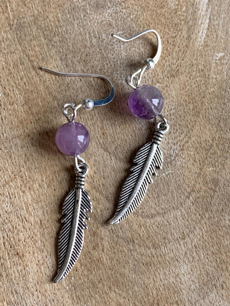 Boucles d’oreilles breloque plume en argent et bille d’améthyste mauve Comme un ange