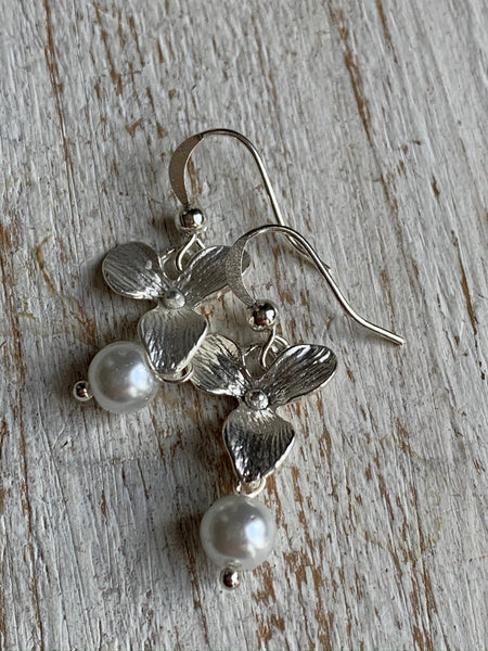 Boucles d’oreilles breloque fleur argent et perle blanche Comme un ange