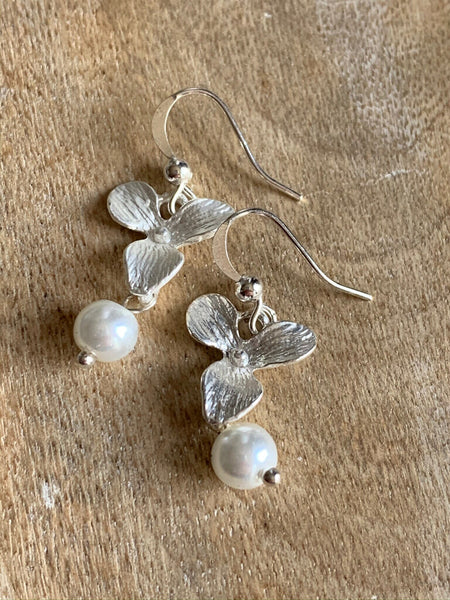 Boucles d’oreilles breloque fleur argent et perle blanche Comme un ange