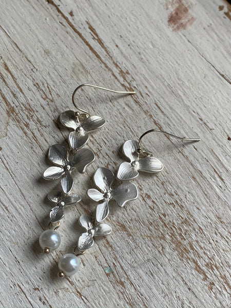 Boucles d’oreilles breloque fleur argent et perle Comme un ange