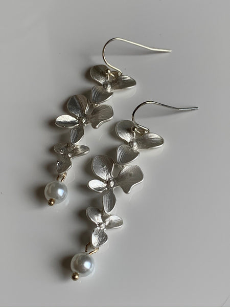 Boucles d’oreilles breloque fleur argent et perle Comme un ange