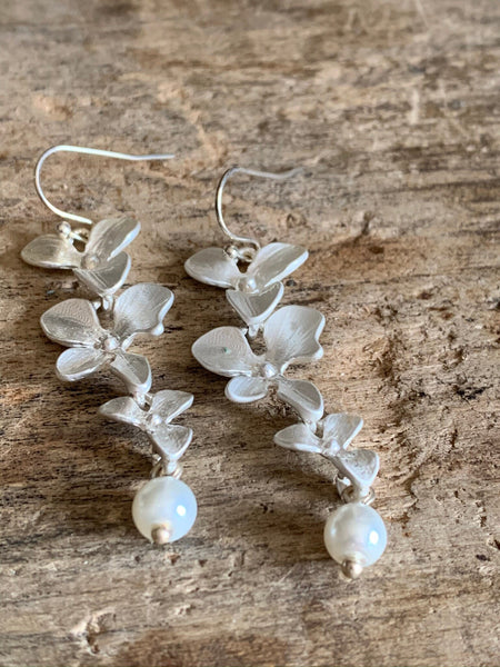 Boucles d’oreilles breloque fleur argent et perle Comme un ange