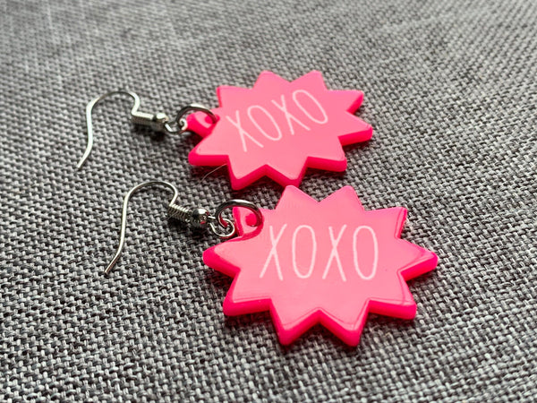 Boucles d’oreilles breloque rose fluo xoxo Comme un ange