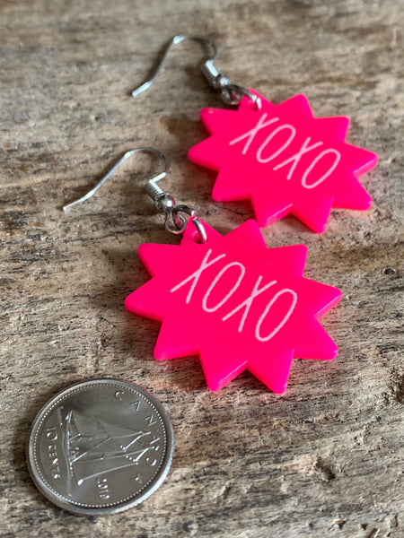 Boucles d’oreilles breloque rose fluo xoxo Comme un ange