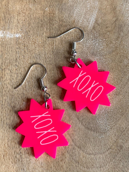 Boucles d’oreilles breloque rose fluo xoxo Comme un ange
