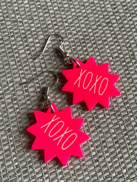 Boucles d’oreilles breloque rose fluo xoxo Comme un ange