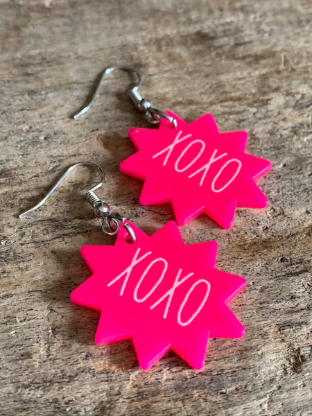 Boucles d’oreilles breloque rose fluo xoxo Comme un ange