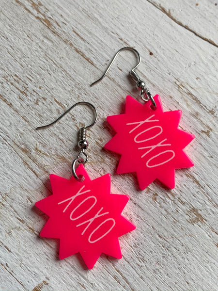 Boucles d’oreilles breloque rose fluo xoxo Comme un ange