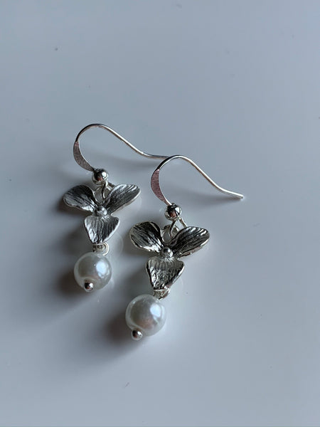 Boucles d’oreilles breloque fleur argent et perle blanche Comme un ange