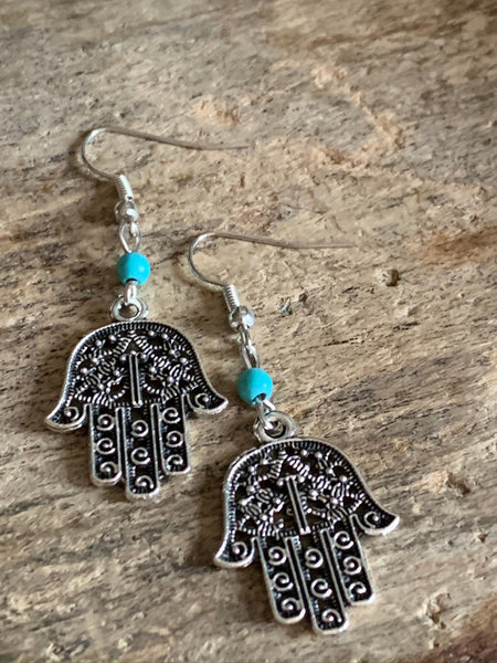Boucles d’oreilles breloque symbole main de fatma argent et bille de résine turquoise Comme un ange