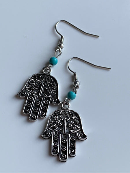 Boucles d’oreilles breloque symbole main de fatma argent et bille de résine turquoise Comme un ange