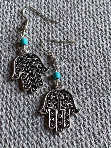 Boucles d’oreilles breloque symbole main de fatma argent et bille de résine turquoise Comme un ange
