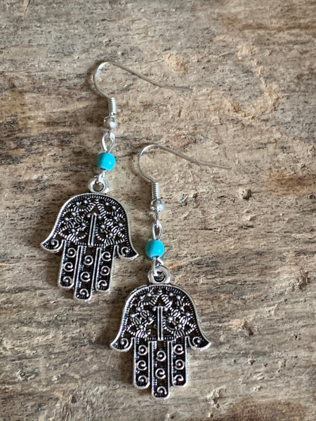 Boucles d’oreilles breloque symbole main de fatma argent et bille de résine turquoise Comme un ange