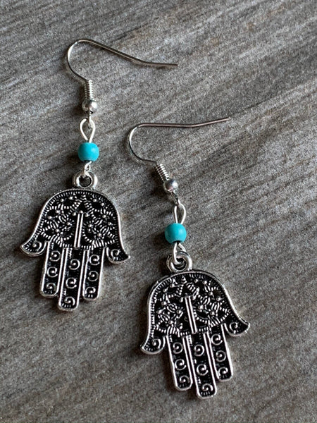 Boucles d’oreilles breloque symbole main de fatma argent et bille de résine turquoise Comme un ange