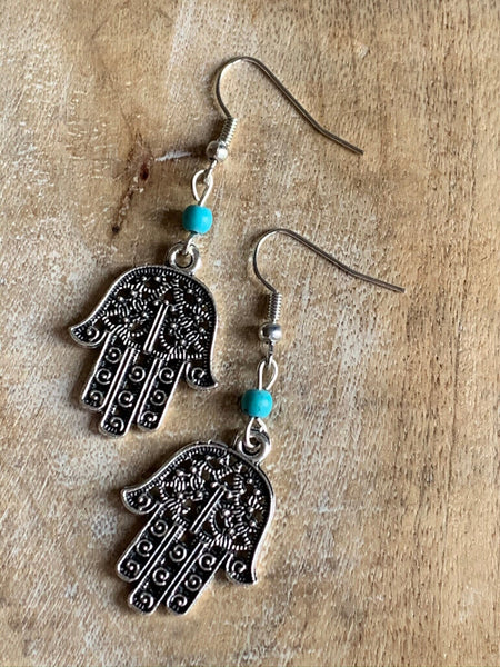 Boucles d’oreilles breloque symbole main de fatma argent et bille de résine turquoise Comme un ange