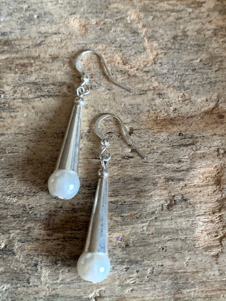 Boucles d’oreilles breloque argent et perle blanche Comme un ange