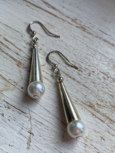 Boucles d’oreilles breloque argent et perle blanche Comme un ange