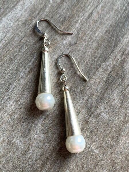 Boucles d’oreilles breloque argent et perle blanche Comme un ange