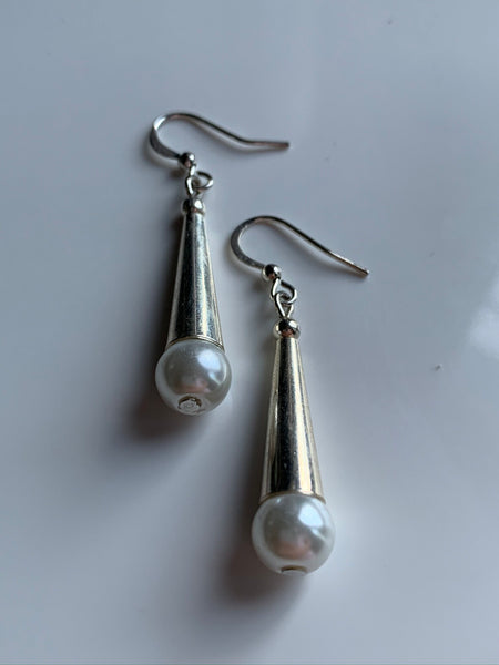 Boucles d’oreilles breloque argent et perle blanche Comme un ange