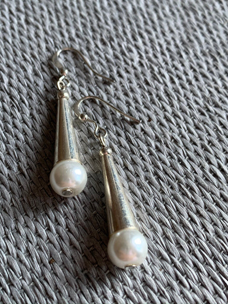 Boucles d’oreilles breloque argent et perle blanche Comme un ange