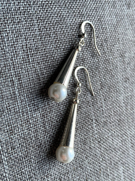 Boucles d’oreilles breloque argent et perle blanche Comme un ange
