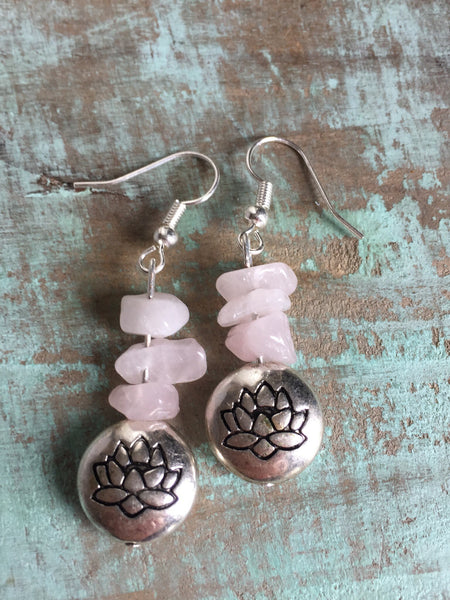 Boucles d’oreilles breloque argent fleur de lotus et pierre de quartz rose Comme un ange