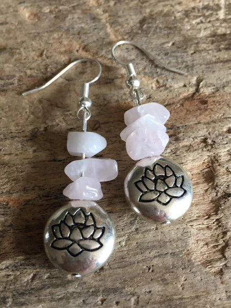 Boucles d’oreilles breloque argent fleur de lotus et pierre de quartz rose Comme un ange