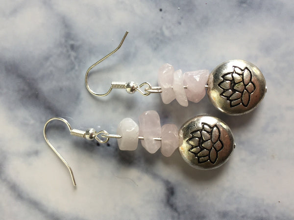 Boucles d’oreilles breloque argent fleur de lotus et pierre de quartz rose Comme un ange