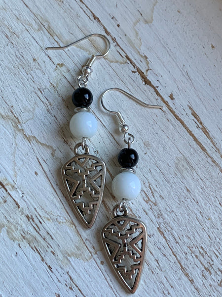 Boucles d’oreilles breloque argent et bille de résine noire et blanche Comme un ange