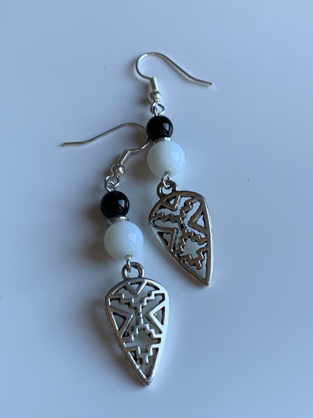 Boucles d’oreilles breloque argent et bille de résine noire et blanche Comme un ange