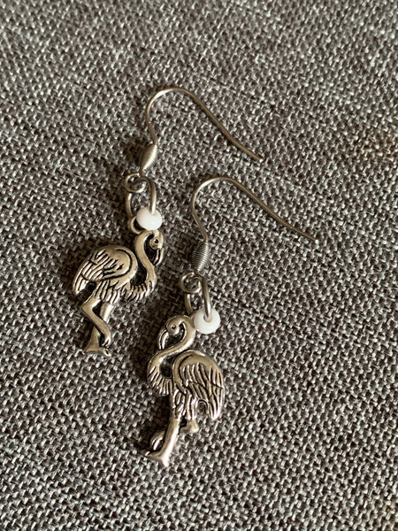 Boucles d’oreilles breloque flamant rose argent et bille de résine blanche Comme un ange