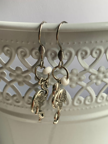 Boucles d’oreilles breloque flamant rose argent et bille de résine blanche Comme un ange