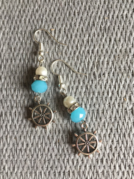 Boucles d’oreilles breloque argent gouvernail de bateau et bille de résine bleu et blanche Comme un ange