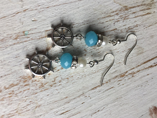Boucles d’oreilles breloque argent gouvernail de bateau et bille de résine bleu et blanche Comme un ange