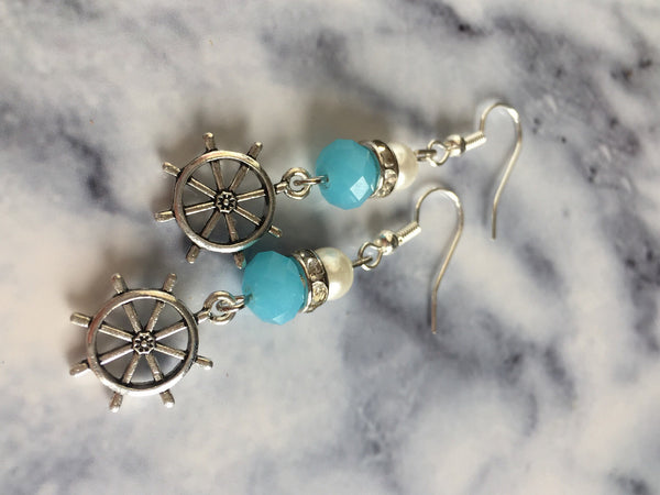 Boucles d’oreilles breloque argent gouvernail de bateau et bille de résine bleu et blanche Comme un ange