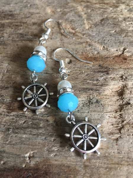 Boucles d’oreilles breloque argent gouvernail de bateau et bille de résine bleu et blanche Comme un ange