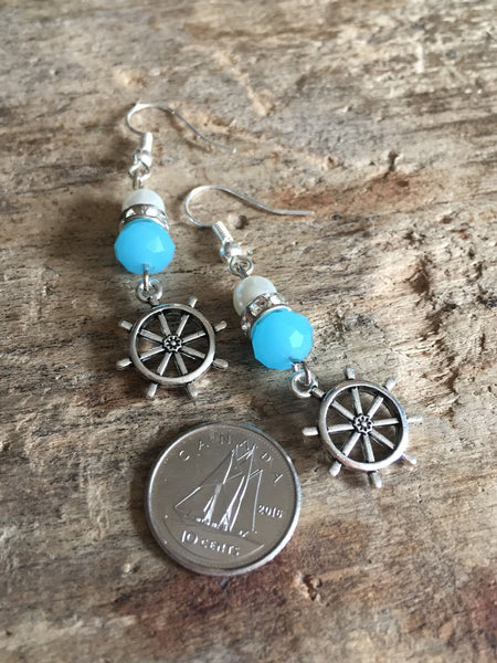 Boucles d’oreilles breloque argent gouvernail de bateau et bille de résine bleu et blanche Comme un ange